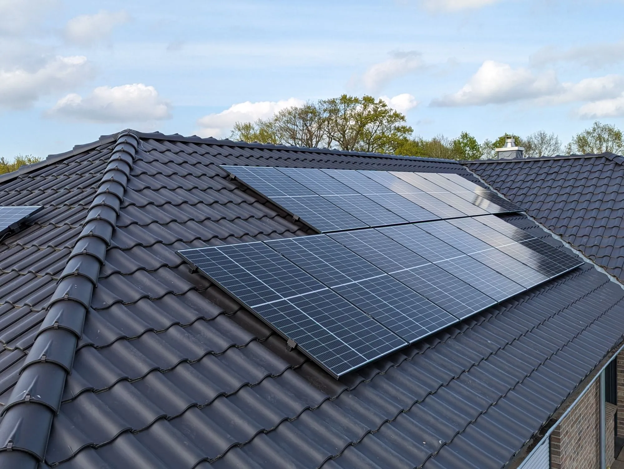 Frisch eingedecktes Dach mit bereits montierten Photovoltaikmodulen